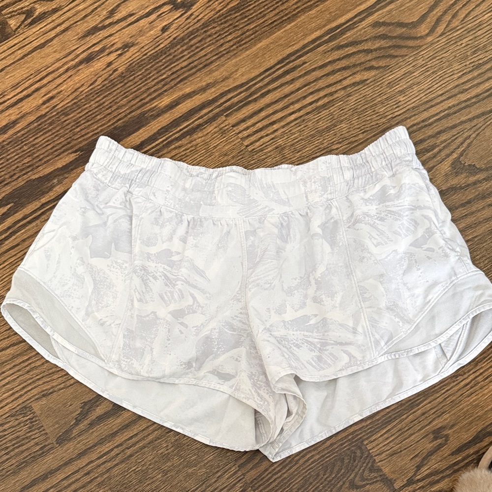 Lululemon Hottie Hot 2.5 Women's White Patterned Shorts